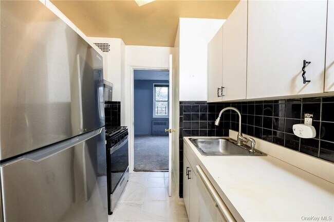 Building Photo - 5 Sadore Ln