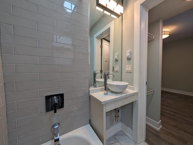 Building Photo - 515 W Belmont Ave