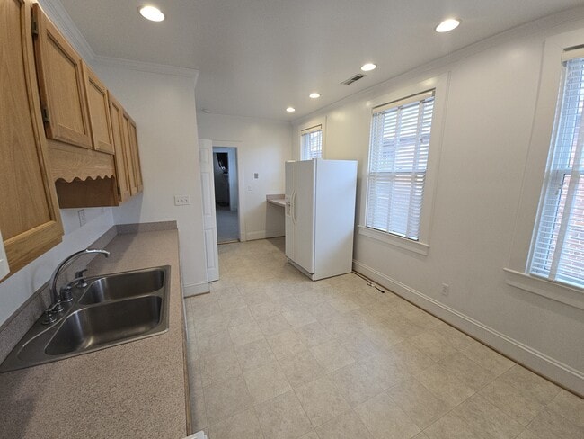 Building Photo - 621 W Princess Anne Rd