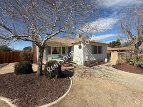 Building Photo - 3 Bedrooms/3 Bathrooms Single Story Home f...