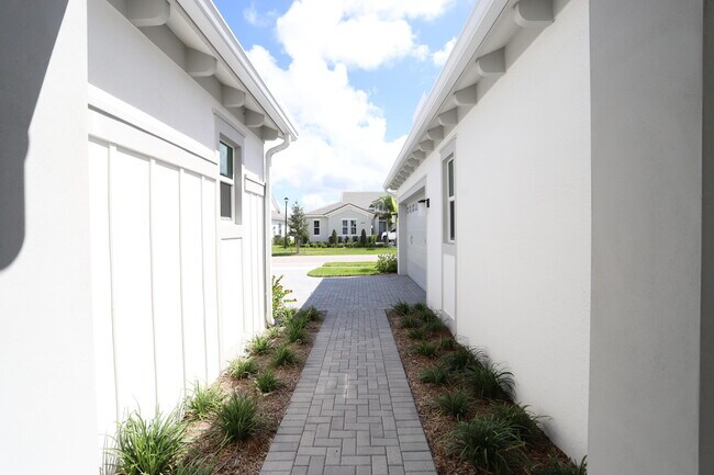 Building Photo - 15192 Wildwood Cir