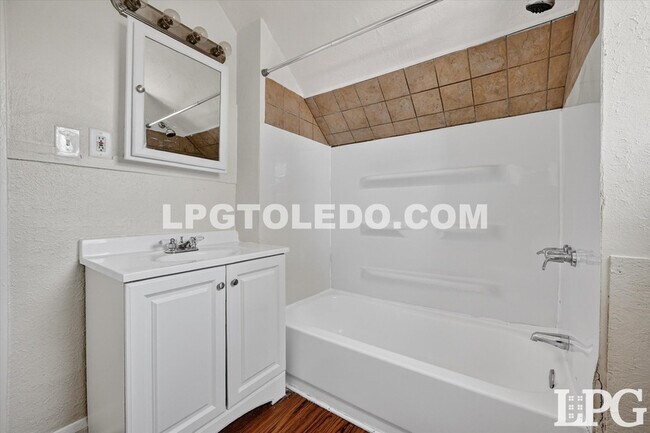 Building Photo - 1434 Kedron St