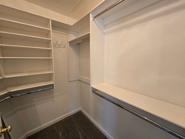 Building Photo - Fresh 2 bedroom, 2 bathroom condo located in Meadows on the Parkway in the heart of Boulder.