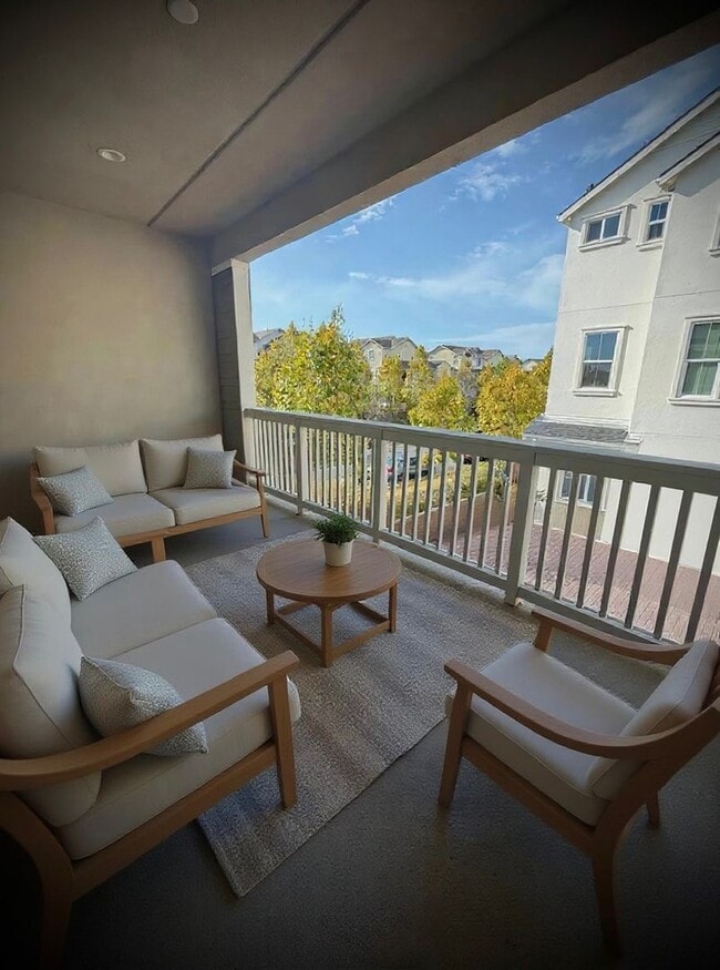 Building Photo - Luxury 4BR Home with Dual Side Yards, Putt...