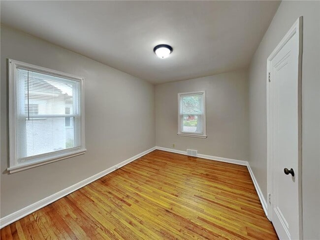 Building Photo - 3551 N Knox Ave