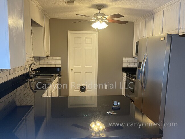 Building Photo - Beautiful 3b Room!Move in ready!