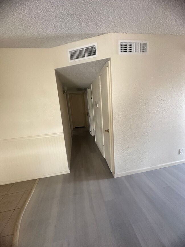 Building Photo - 4 bedroom Rental