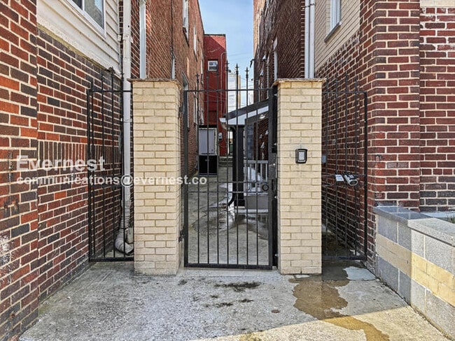 Building Photo - 2438 Callow Ave