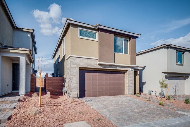 Building Photo - Single family home in ideal Summerlin location with open great room style kitchen and living area.