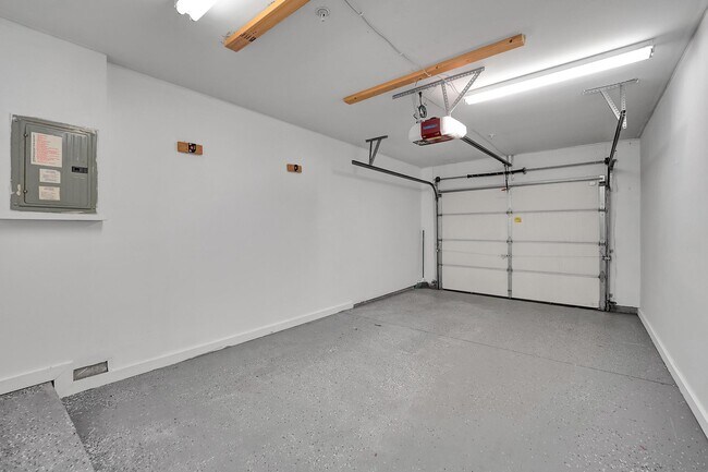 Building Photo - 17034 Farmington Rd