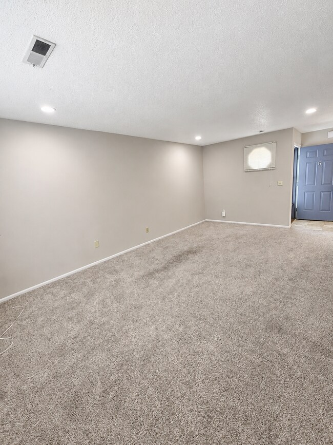Building Photo - 500 Sky Vue Dr