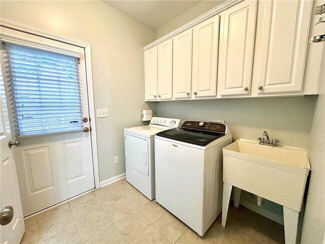 Building Photo - 4692 Wehunt Commons Dr