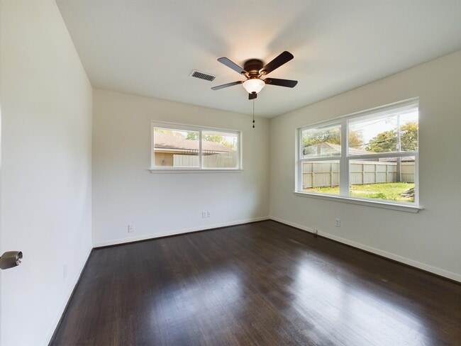 Building Photo - 2231 Latexo Dr