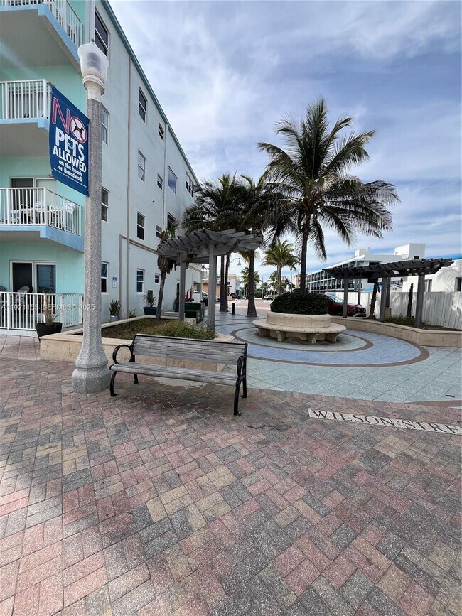 Building Photo - 326 Wilson St