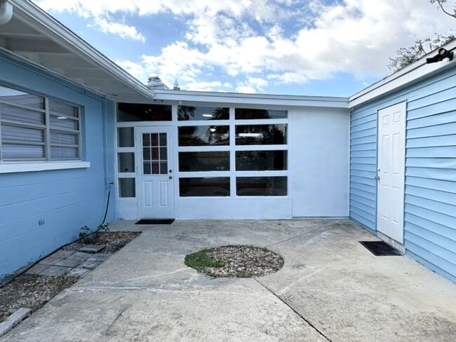 Building Photo - Beachside Bungalow in Ormond Beach!