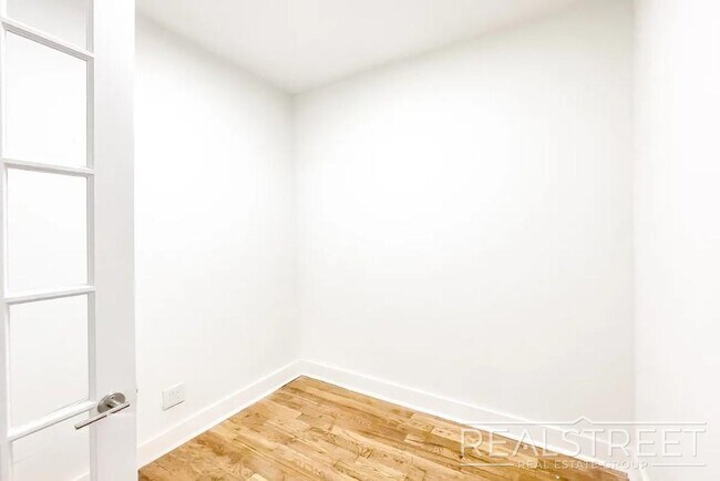 Building Photo - Spacious 2 BED + office in Bushwick