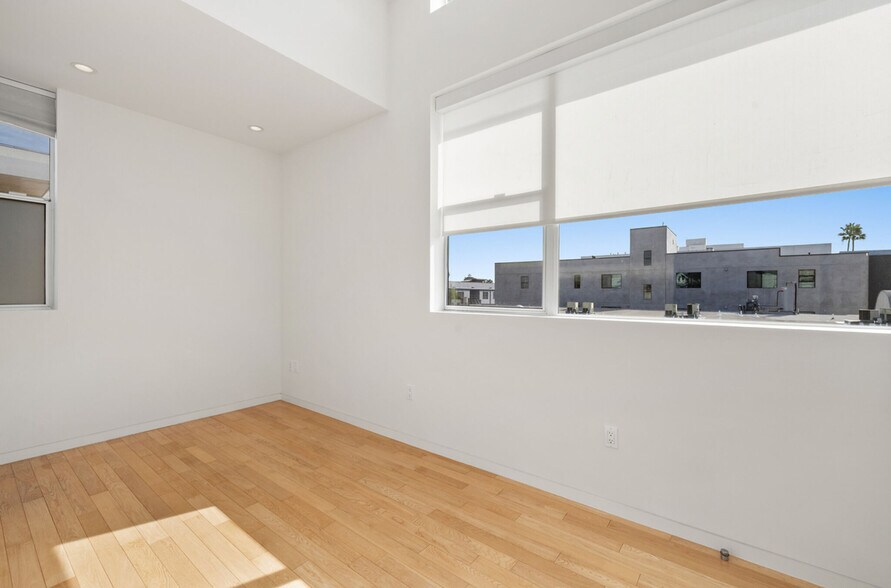 Building Photo - 742 N Hudson Ave