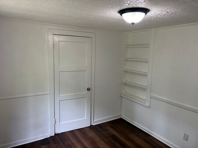 Building Photo - Remodeled 3 Bedroom Home with bonus room!