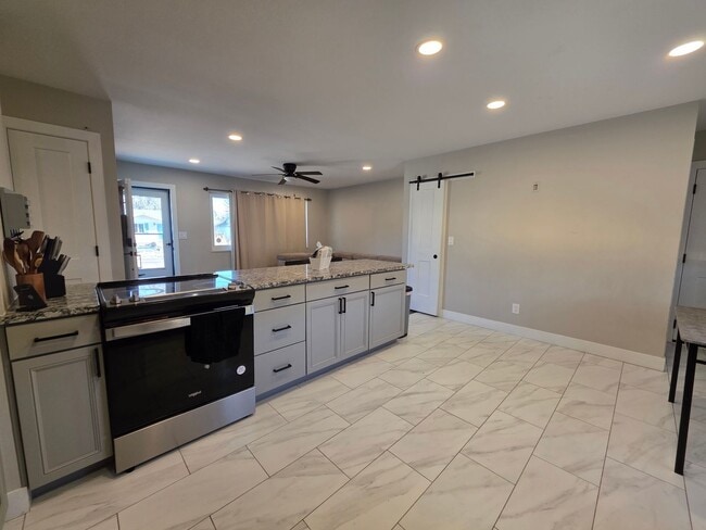 Building Photo - 5 Bed 2 bath Home near Fort Carson!!