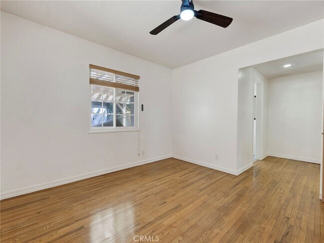 Building Photo - 10918 Reseda Blvd