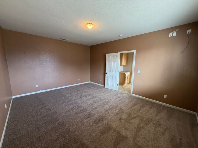 Building Photo - Spacious Home in Quiet Area