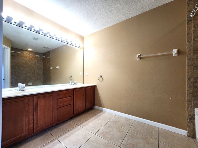 Building Photo - 2-story Spacious Townhome / Gated / Attach...