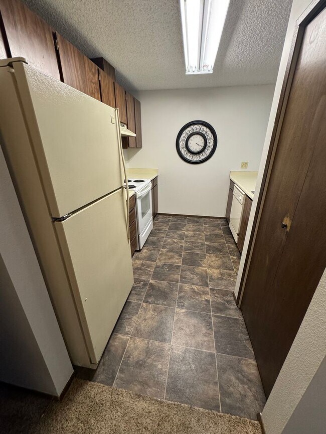 Building Photo - 2 Bedroom 1 Bath Burien Condo 995sf, Firep...