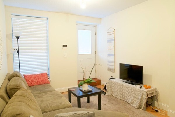 Building Photo - 841 Parker St