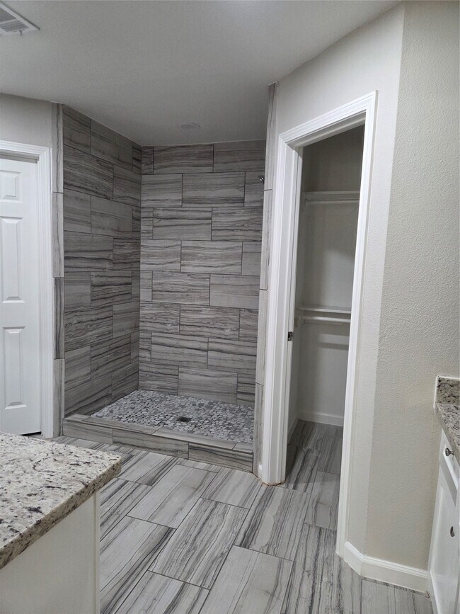 Building Photo - 592 River Plantation Dr