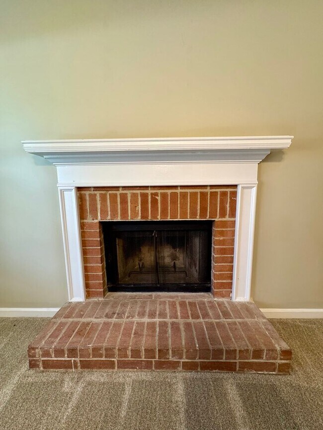 Building Photo - Charming 3 Bedroom, 2 Bath Home Available Now!