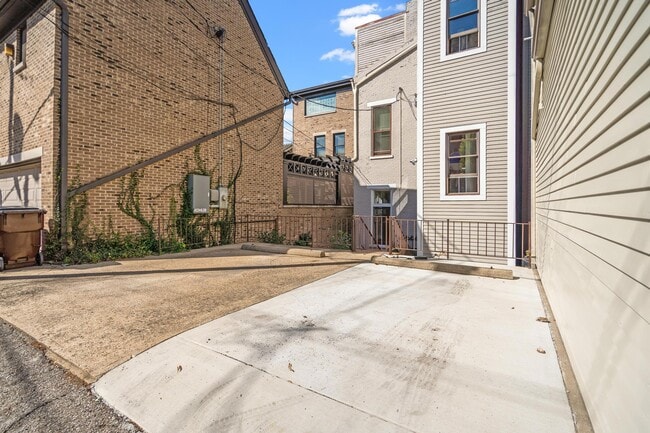 Building Photo - 225 Riverside Dr