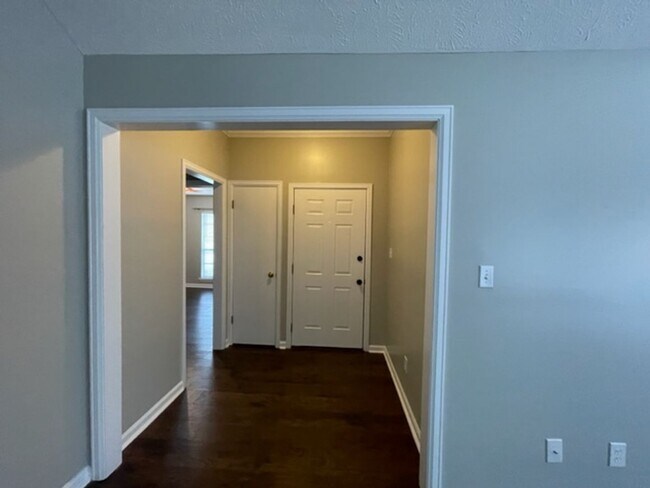 Building Photo - 1604 Queen Elizabeth Ct