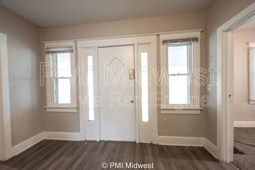 Building Photo - 130 N Gladstone Ave