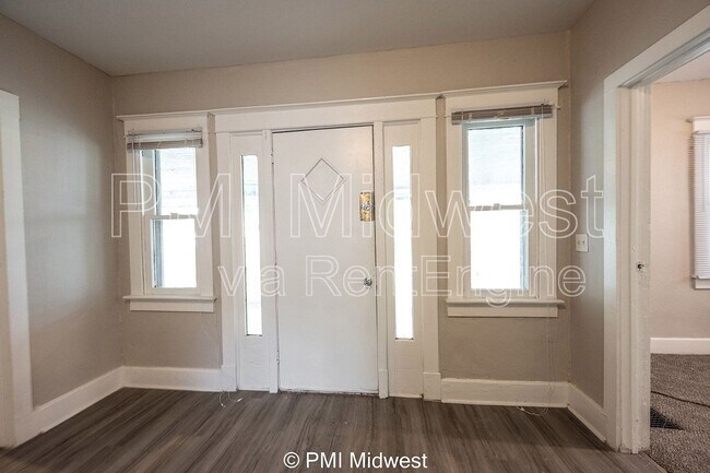 Building Photo - 130 N Gladstone Ave