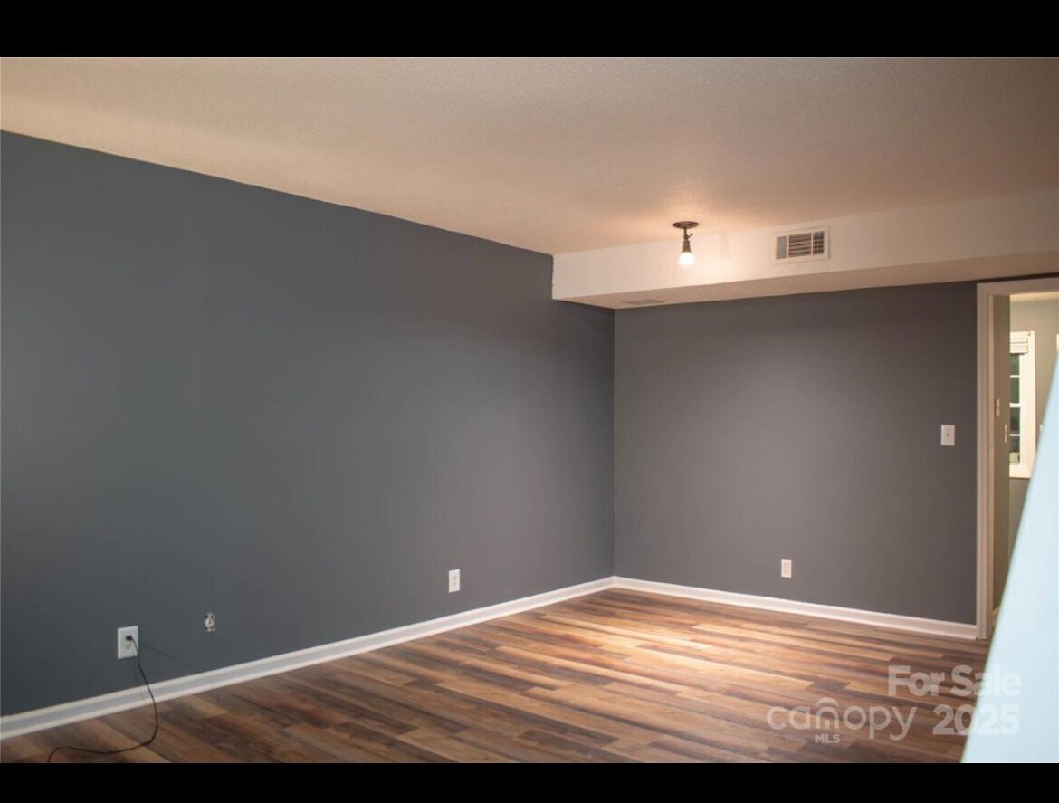 Building Photo - 1300 Larchmont Pl