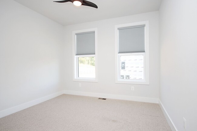 Building Photo - Spacious Brookhill Commons Townhome-Style Condo With Garage