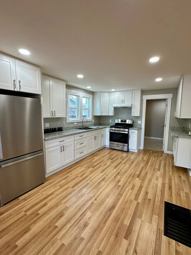 Building Photo - Beautiful 3 bedroom 3 bath Two Story House