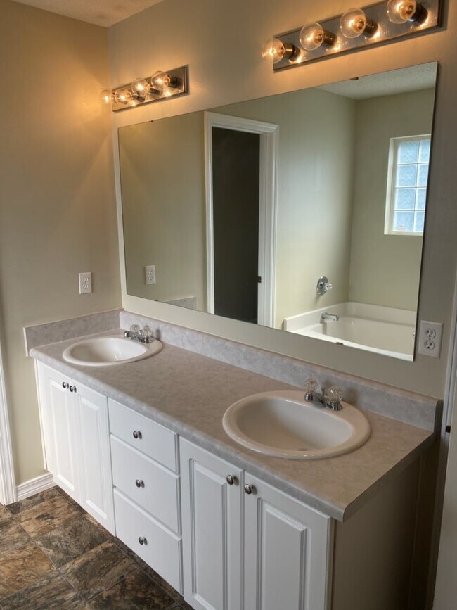 Building Photo - 286 Limestone Cir