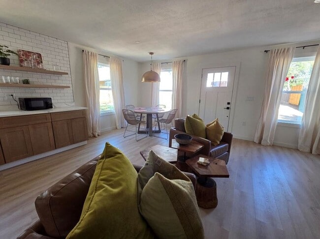 Building Photo - FOR LEASE!!!!!!!!