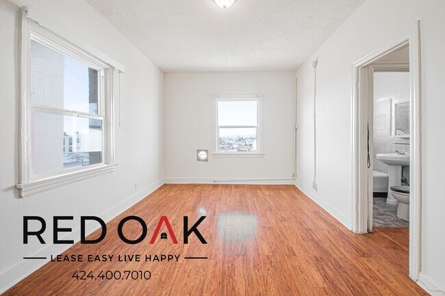 Building Photo - 302 Alexandria Ave