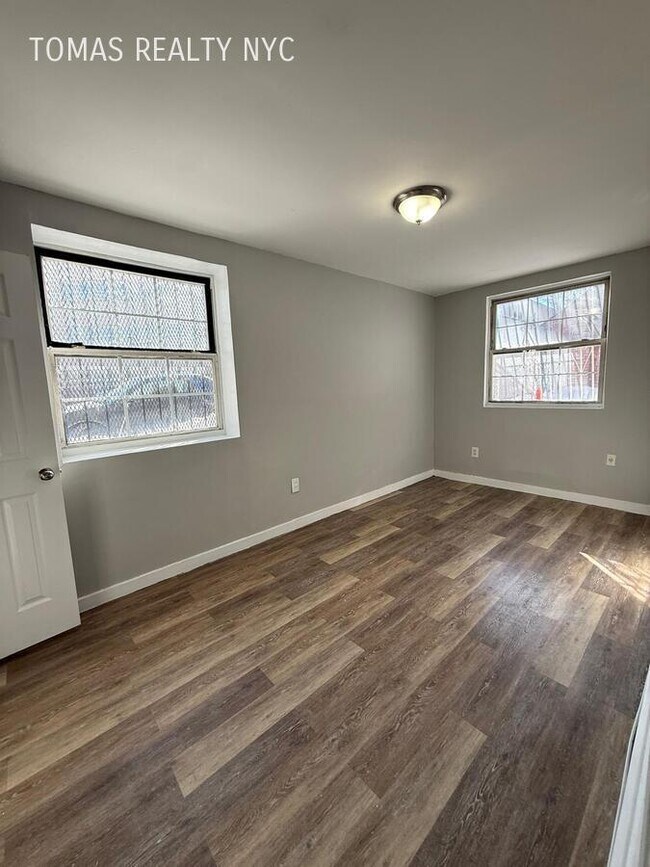 Building Photo - 998 Jennings St