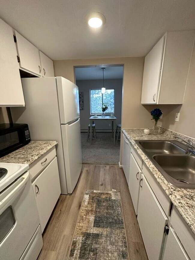 Building Photo - Updated Condo with outdoor Pool  ***Next t...