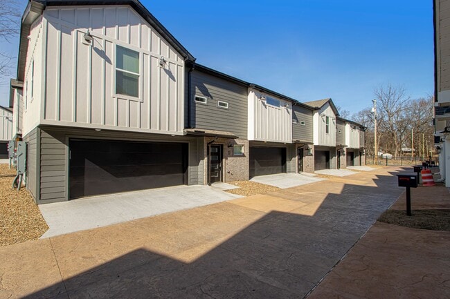 Building Photo - 2 Bed 2 Bath 2 Car Garage Townhome in Rock...