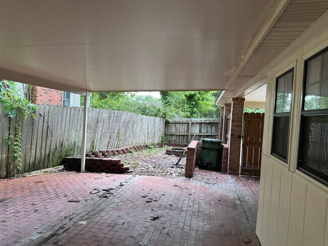 Building Photo - Beautiful home with over 2k square feet!