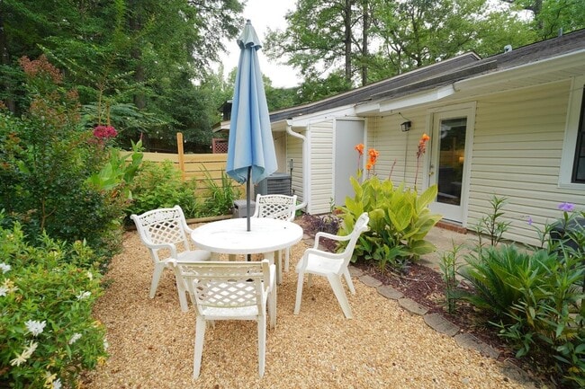 Building Photo - 129 Whetherbine Way W