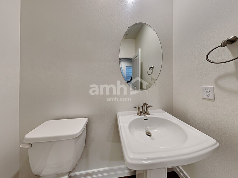 Building Photo - 5803 Petronius St