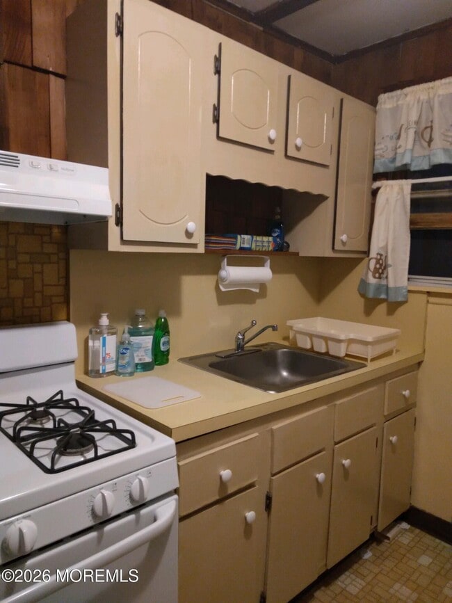 Building Photo - 10 Lake St