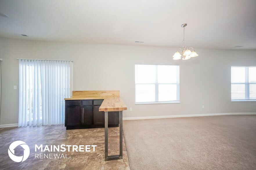 Building Photo - 890 Redwood Dr