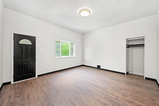 Building Photo - Gorgeous 3 Bedroom in Troy Hill available June 1!