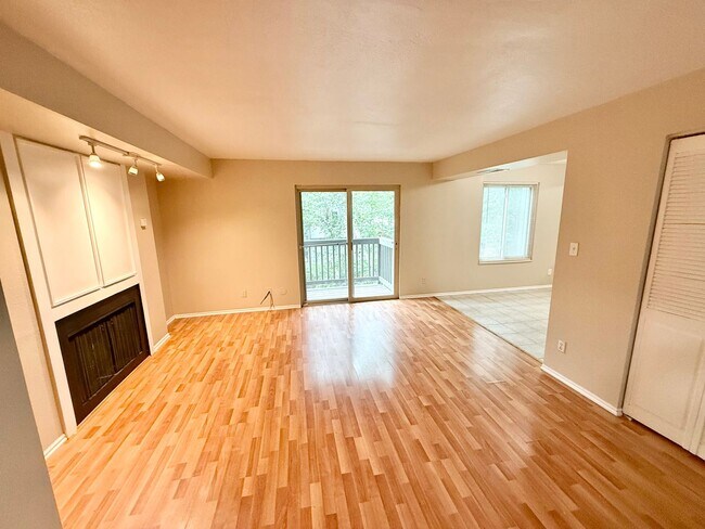 Building Photo - 495 E Creekside Cir